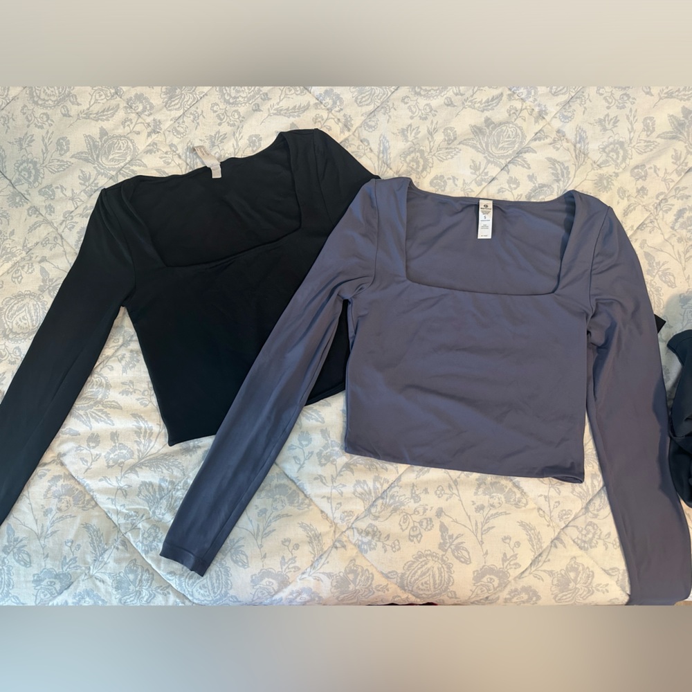 Black and navy long sleeve square neck crop tops